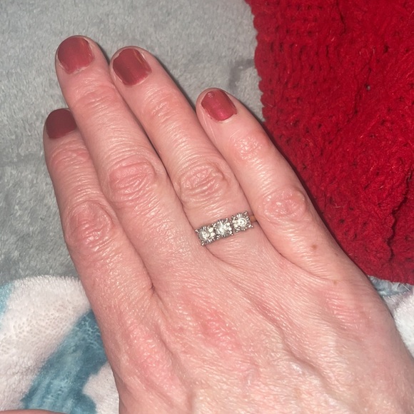 Beautiful diamond ring, 10 karat yellow gold three diamonds - Picture 11 of 11